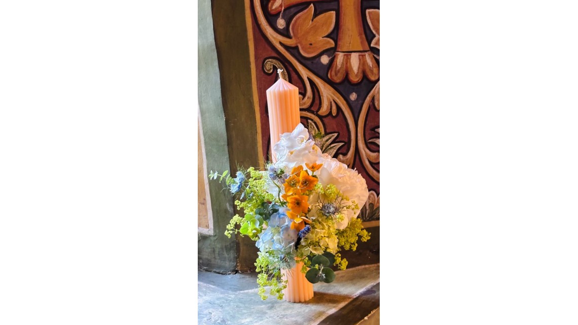 Lumanare stalp somon pentru botez decorata cu flori naturale Peach Blue 2